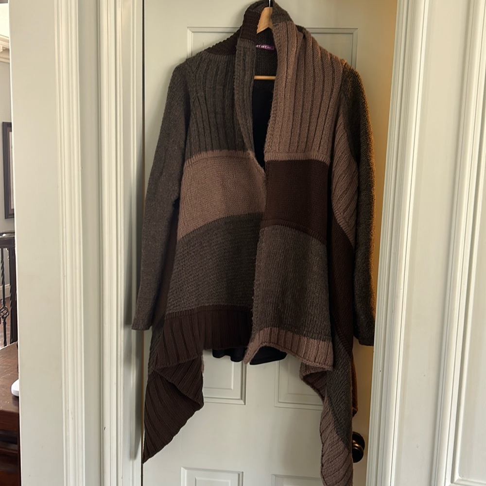 Cardigan sweater with ruffle bottom.